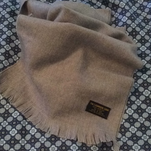 The Cashmere look Other - NWOT The Cashmere look gray scarf